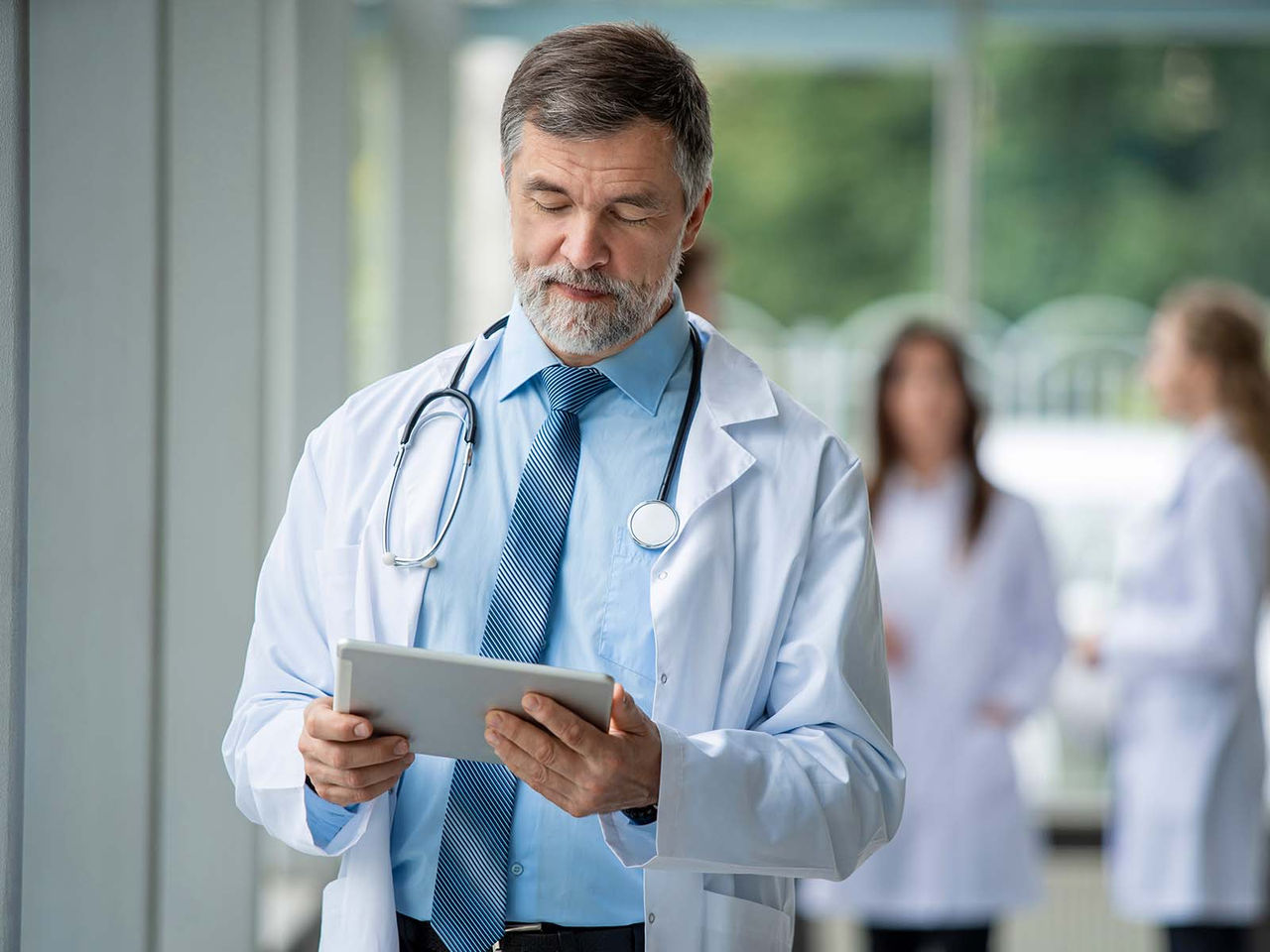 Profesional de la salud usando una tablet.