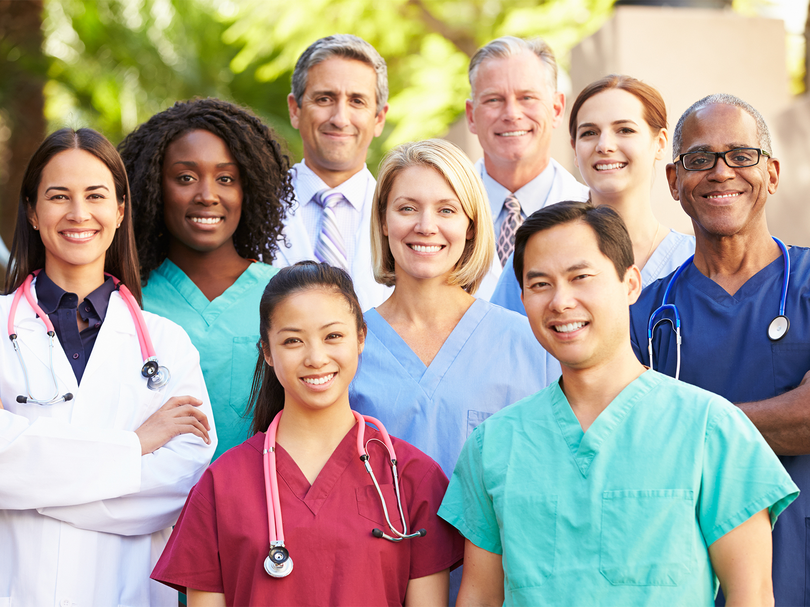 Retrato de equipo médico al aire libre