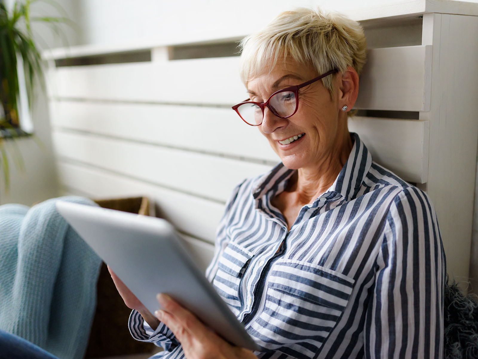 Senior women on laptop.