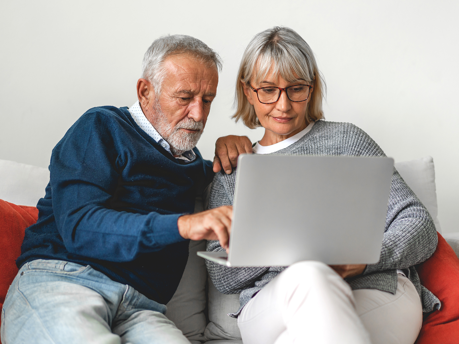 Pareja de personas mayores con un computador portátil