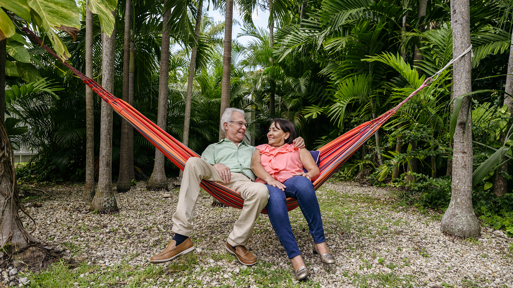 Pareja de personas mayores relajándose en una hamaca