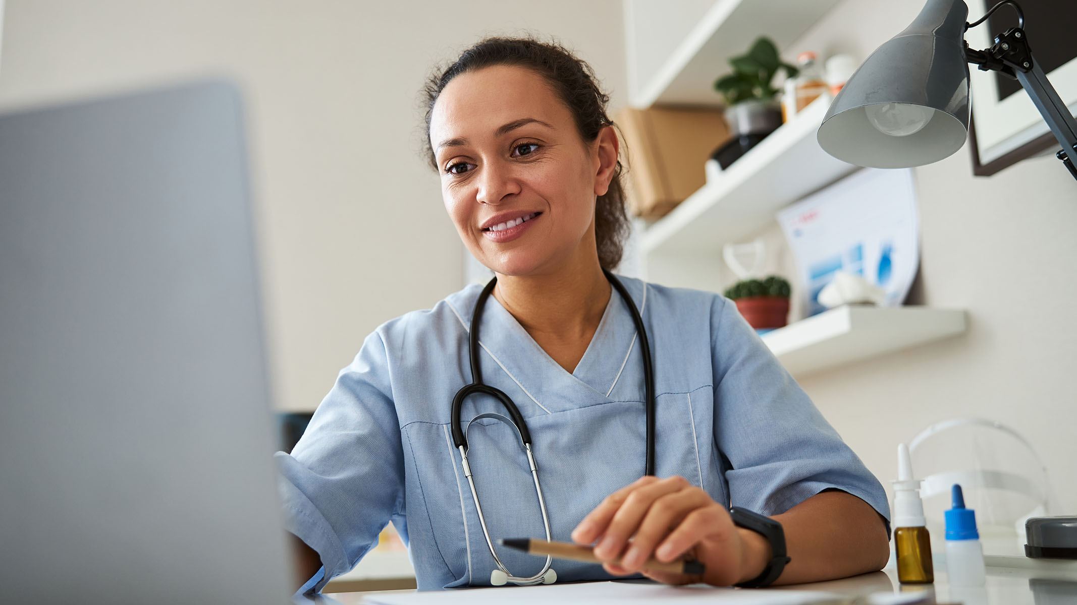 Profesional de la salud usando un computador portátil.